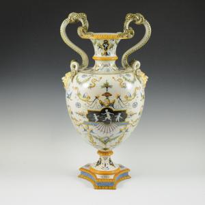 Vaso con anse a forma di serpenti e decoro a grottesche